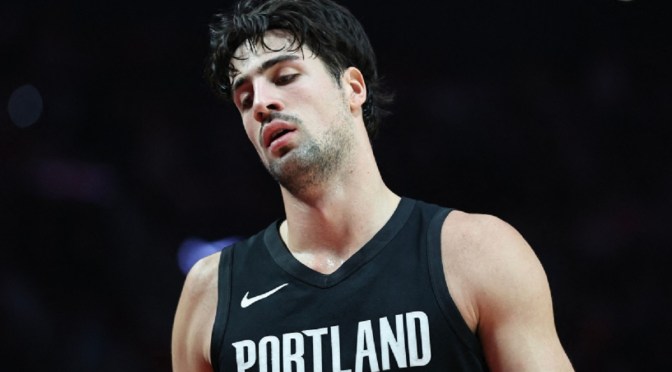 Deni Avdija deixa quadra com lesão nas costas contra o Heat